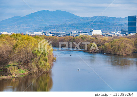 冬の桂川風景　京都市 135389264