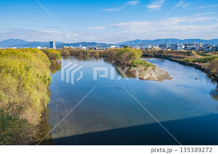 冬の桂川風景 鴨川との合流地点 京都市 冬の桂川風景 鴨川との合流地点 京都市 135389272