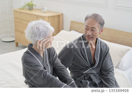 寝室で会話をするシニア夫婦 135389408