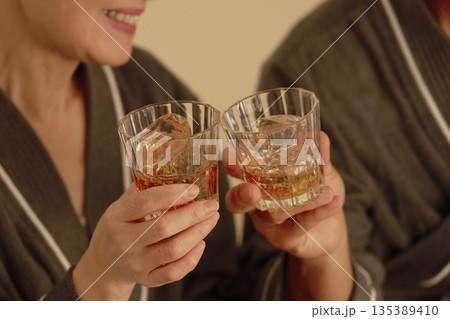 寝室でウイスキーを飲むシニア夫婦 顔無し 寝室でウイスキーを飲むシニア夫婦 顔無し 135389410