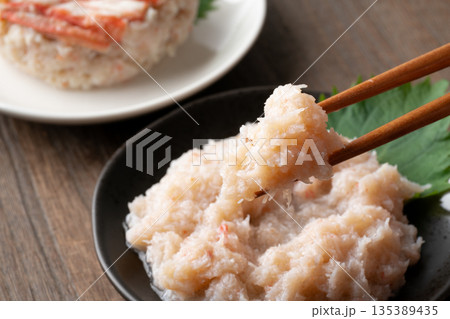 美味しそうなマルズワイガニの水煮(ほぐし身)のクローズアップ 美味しそうなマルズワイガニの水煮(ほぐし身)のクローズアップ 135389435