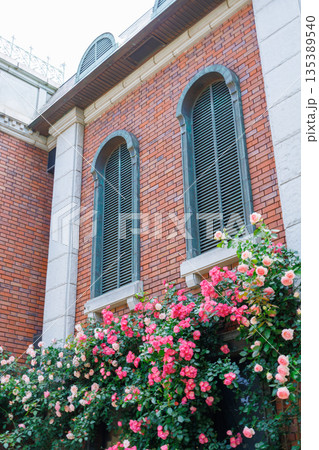 洋館とバラのある風景 135389540