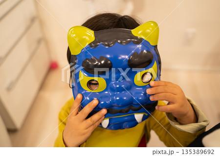 節分の鬼のお面で遊ぶ男の子 135389692