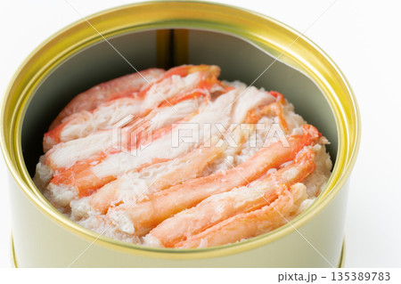 紅ズワイガニの水煮の缶詰のクローズアップ 紅ズワイガニの水煮の缶詰のクローズアップ 135389783