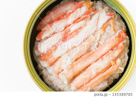 紅ズワイガニの水煮の缶詰のクローズアップ 紅ズワイガニの水煮の缶詰のクローズアップ 135389785