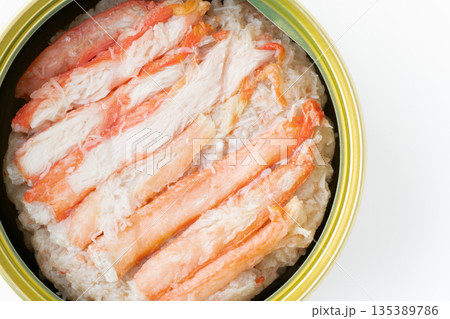 紅ズワイガニの水煮の缶詰のクローズアップ 紅ズワイガニの水煮の缶詰のクローズアップ 135389786