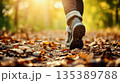 秋のトレッキングを楽しむ女性の足元 135389788