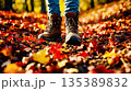 秋のトレッキングを楽しむ女性の足元　ハイキング 135389832