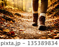 秋のトレッキングを楽しむ女性の足元　ハイキング 135389834