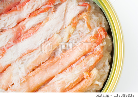 紅ズワイガニの水煮の缶詰のクローズアップ 135389838