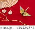 折り鶴と花びらと扇子 135389874
