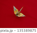 一羽の折り鶴 135389875