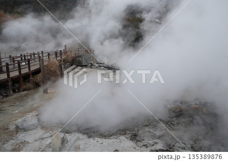 硫黄の匂い漂う雲仙地獄谷　清七地獄の風景 135389876