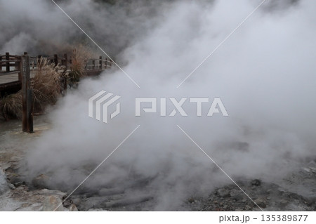 硫黄の匂い漂う雲仙地獄谷　清七地獄の風景 135389877