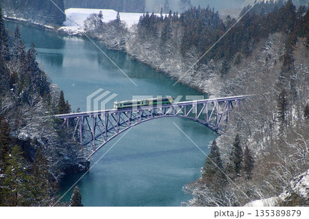 冬の只見線・第1橋梁・列車通過（福島県・三島町） 135389879
