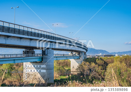 冬の桂川風景　羽束師橋　京都市 135389898