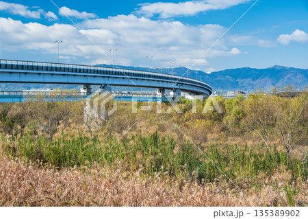 冬の桂川風景 羽束師橋 京都市 冬の桂川風景 羽束師橋 京都市 135389902