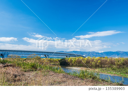 冬の桂川風景　羽束師橋　京都市 135389903