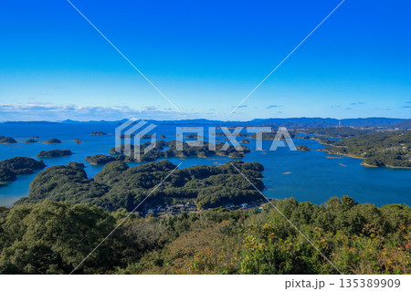 長崎県佐世保市 展海峰展望台からの九十九島の島々の眺望 長崎県佐世保市 展海峰展望台からの九十九島の島々の眺望 135389909