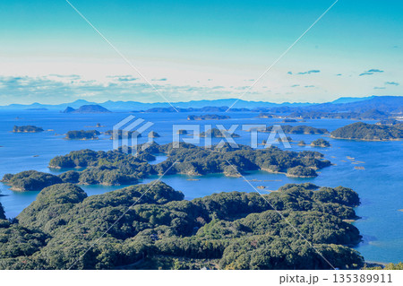 長崎県佐世保市 展海峰展望台からの九十九島の島々の眺望 長崎県佐世保市 展海峰展望台からの九十九島の島々の眺望 135389911