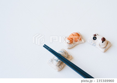 白い背景の青いお箸と猫のかわいい箸置き 135389960