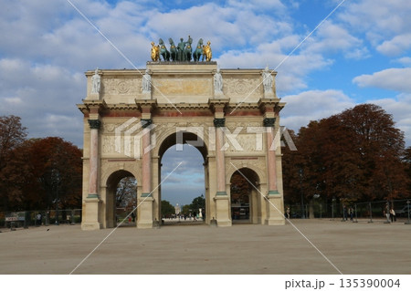 ルーブル美術館の西に建つカルーゼル凱旋門 135390004