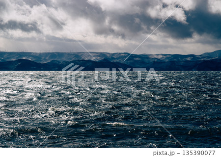 波立つ冬の湖 猪苗代湖 a-2 フィルム調 波立つ冬の湖 猪苗代湖 a-2 フィルム調 135390077