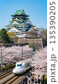 大坂城の天守閣と新幹線 135390205