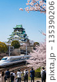大坂城の天守閣と新幹線 135390206