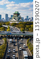 大坂城の天守閣と高速道路 135390207