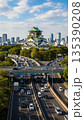 大坂城の天守閣と高速道路 135390208