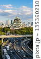 大阪城天守閣と高速道路 135390210
