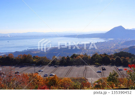 別府湾サービスエリアから眺める別府の町並み（大分県別府市） 135390452