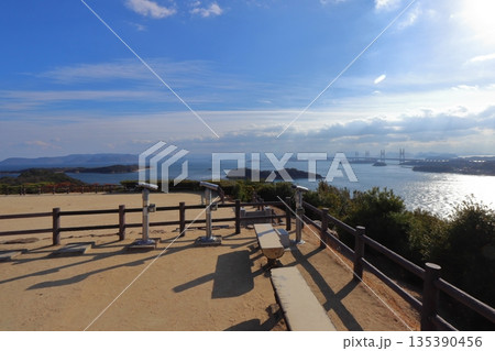 鷲羽山の展望台から眺める瀬戸大橋と塩飽諸島の島々(第二展望台) 鷲羽山の展望台から眺める瀬戸大橋と塩飽諸島の島々(第二展望台) 135390456