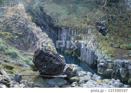 高千穂峡の遊歩道から観る鬼八の力石と柱状節理の断崖 宮崎県高千穂町 高千穂峡の遊歩道から観る鬼八の力石と柱状節理の断崖 宮崎県高千穂町 135390597