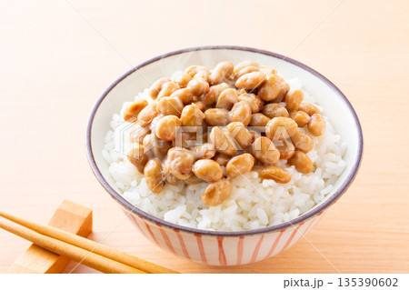 納豆ごはんを食べる 納豆ごはんを食べる 135390602