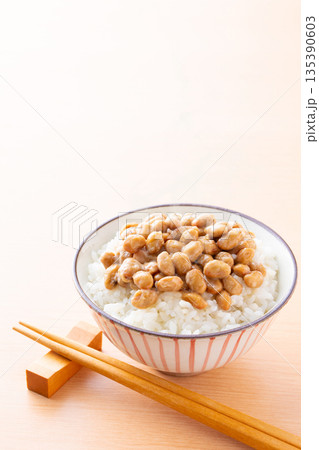 納豆ごはんを食べる 135390603