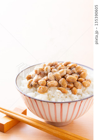 納豆ごはんを食べる 135390605