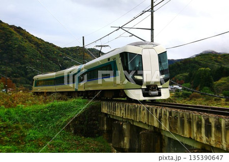秋の南会津路を快走する… 特急【リバティ会津】500系 135390647