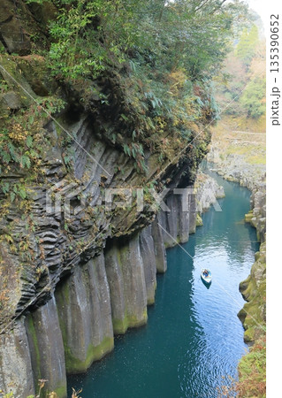 高千穂峡の屏風岩と柱状節理の断崖 宮崎県高千穂町 高千穂峡の屏風岩と柱状節理の断崖 宮崎県高千穂町 135390652