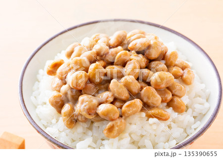 納豆ごはんを食べる 135390655