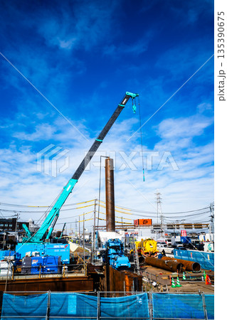 橋の架け替え工事 新河岸川 川越市 2025.12　タテ 高彩度コントラスト 135390675