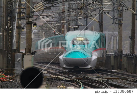 東北新幹線のボトルネック… 福島駅の平面交差を通過するE5系新幹線 東北新幹線のボトルネック… 福島駅の平面交差を通過するE5系新幹線 135390697