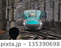 東北新幹線のボトルネック… 福島駅の平面交差を通過するE5系新幹線 135390698