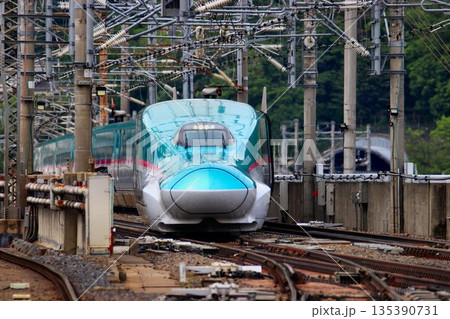 東北新幹線のボトルネック… 福島駅の平面交差を通過するE5系新幹線 135390731