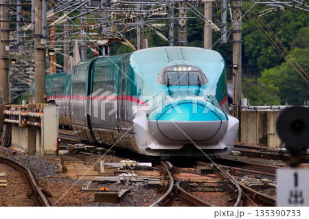 東北新幹線のボトルネック… 福島駅の平面交差を通過するE5系新幹線 135390733