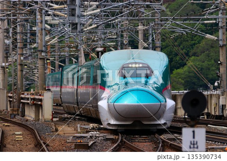 東北新幹線のボトルネック… 福島駅の平面交差を通過するE5系新幹線 135390734