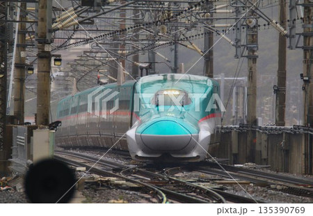東北新幹線のボトルネック… 福島駅の平面交差を通過するE5系新幹線 東北新幹線のボトルネック… 福島駅の平面交差を通過するE5系新幹線 135390769