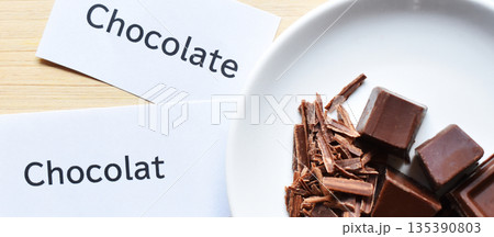 板チョコと刻んだチョコレートのクローズアップ chocolateの文字をそえて 板チョコと刻んだチョコレートのクローズアップ chocolateの文字をそえて 135390803