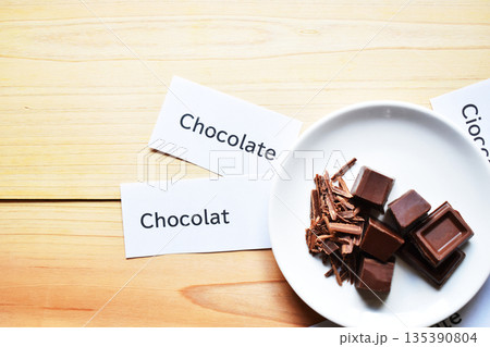 チョコレートのクローズアップ chocolateの文字をそえて チョコレートのクローズアップ chocolateの文字をそえて 135390804